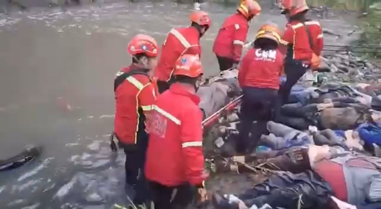 55 dead when bus in Guatemala overturns off a cliff