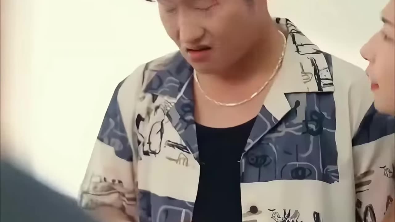 Ông tr-ùm đi ăn cùng con gái nào ngờ gặp cảnh này