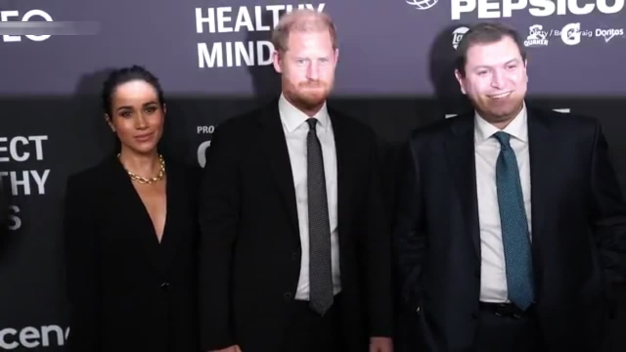 Meghan awkwardly stops to wait for Harry at glitzy award ceremony