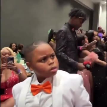 Kid tries to stop his mom from twerking on Julio