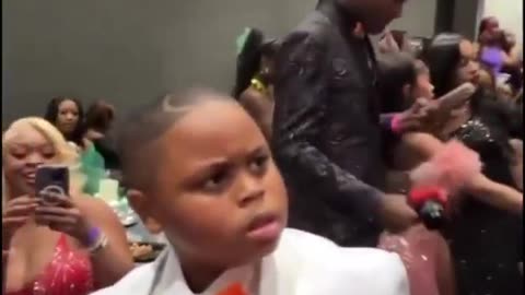 Kid tries to stop his mom from twerking on Julio