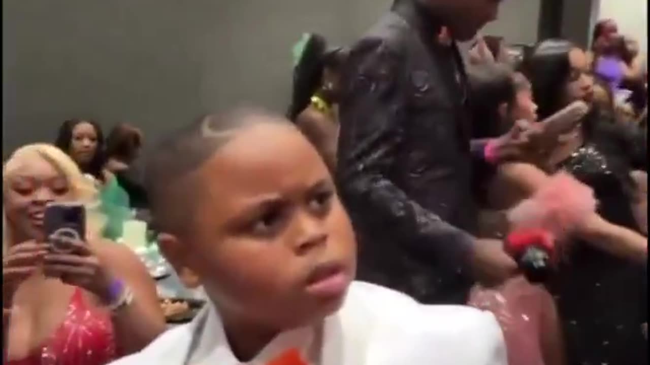 Kid tries to stop his mom from twerking on Julio