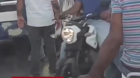 Hombre en plena vía publica