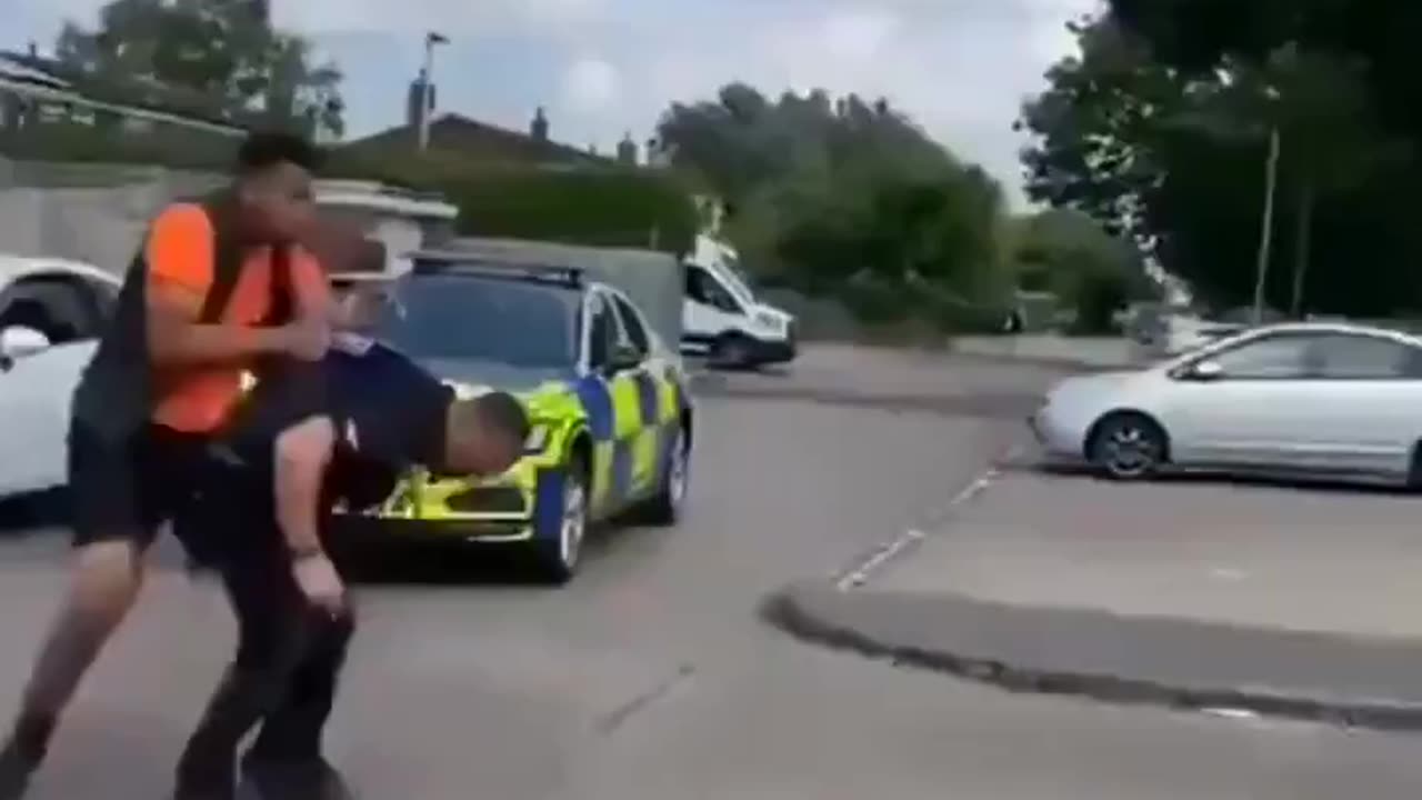 Welcome to the uk 🇬🇧 police manhandled