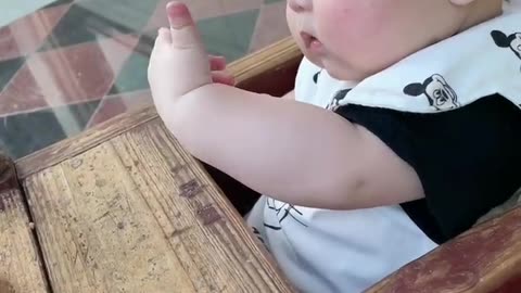 The baby admirday, and then takes a bite, it is so beautiful and delicious