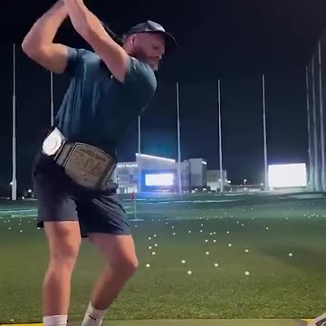 New trend in golf #golf #golfers #trend #viral #popular #practice #green #fairway #one #hand #hit