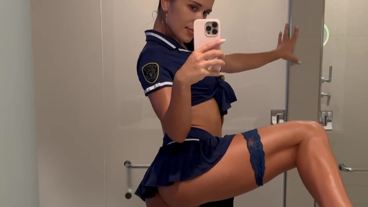 White girl with sweet twerking.