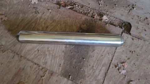 🔍👽 MAN DISCOVERS SILVER CYLINDER WITH ENGRAVINGS: What's the Story Behind This Mysterious Object?! |