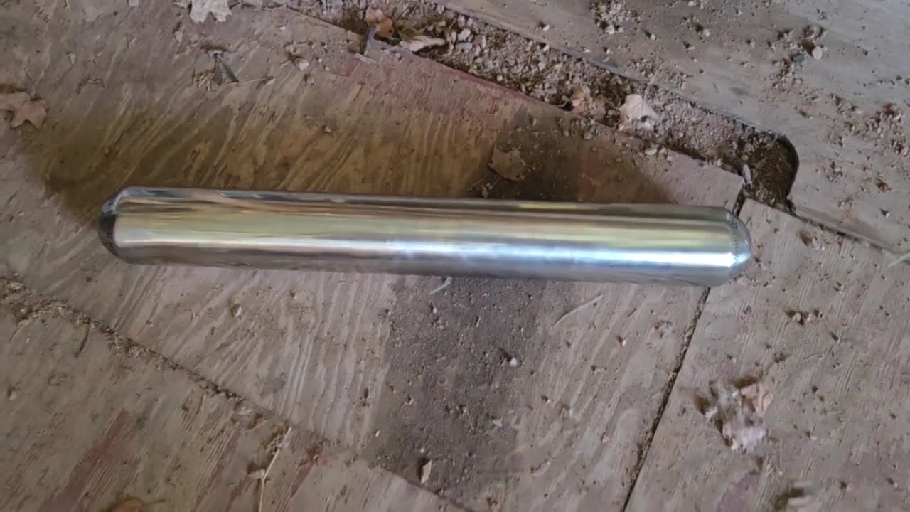 🔍👽 MAN DISCOVERS SILVER CYLINDER WITH ENGRAVINGS: What's the Story Behind This Mysterious Object?! |