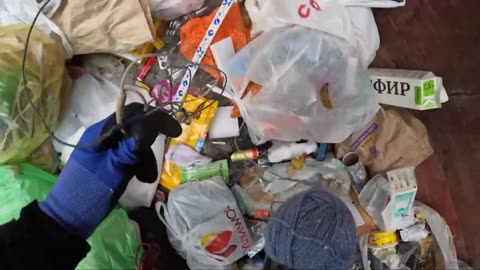 Как я зарабатываю лазая по мусоркам Питера ? Dumpster Diving RUSSIA