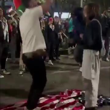 Inaceptable: Protestantes pro-palestinos pisan la bandera de EE.UU. en Ciudad de México