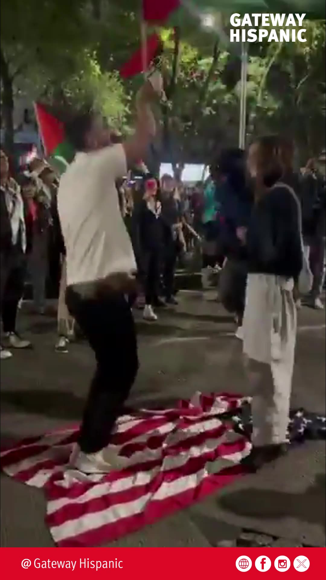 Inaceptable: Protestantes pro-palestinos pisan la bandera de EE.UU. en Ciudad de México