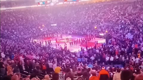 Canadians boo US national anthem (footage)