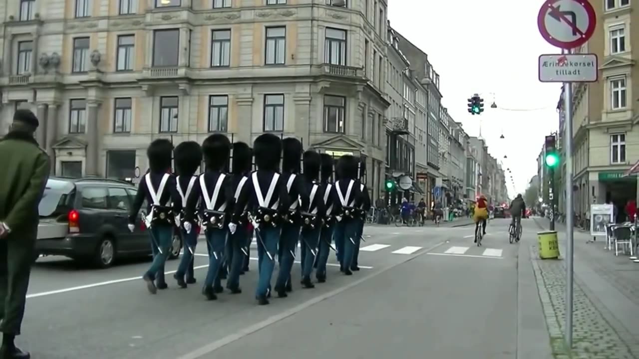 WATCH: The Royal Life Guards Stop at Traffic Lights in Copenhagen! 🇩🇰🚦