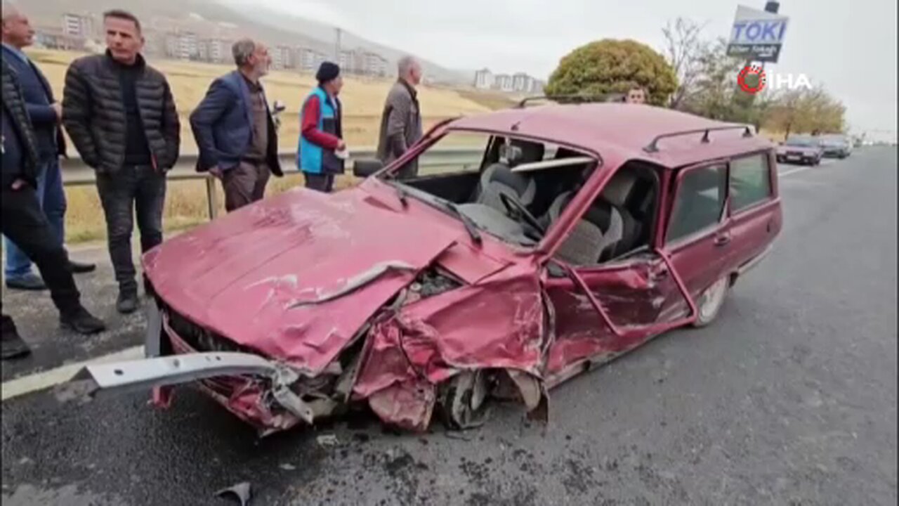 Elazığ’da kavşakta iki otomobil çarpıştı: 2’si ağır 4 yaralı