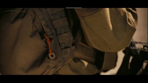 033 TENET 2020 Ending scene. Protagonist notices that Neil has a red string on his back