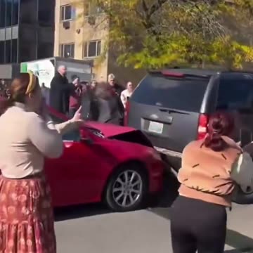 Paul A. Szypula 🇺🇸 - On Friday in Evanston, Illinois, chaos ensued when a red car slammed ...