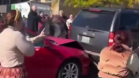 Paul A. Szypula 🇺🇸 - On Friday in Evanston, Illinois, chaos ensued when a red car slammed ...