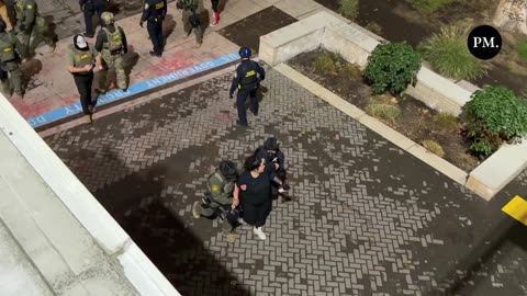 Katie Daviscourt Federal police rush out of the ICE facility in Portland and arrest an agitator