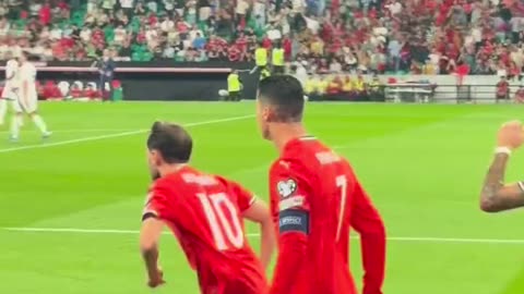 On the court, scoring isn't what matters. Seeing Cristiano Ronaldo up close is just so stunning~ #thecharmoffootball #portugalteamronaldo #portugalvshungary #cristianoronaldo 里斯本・ José Alvalade XXI Stadium