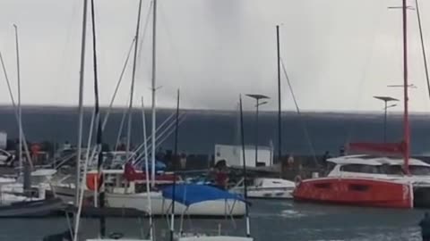 Tornade ou trombe marine ? --- Tornado or waterspout?