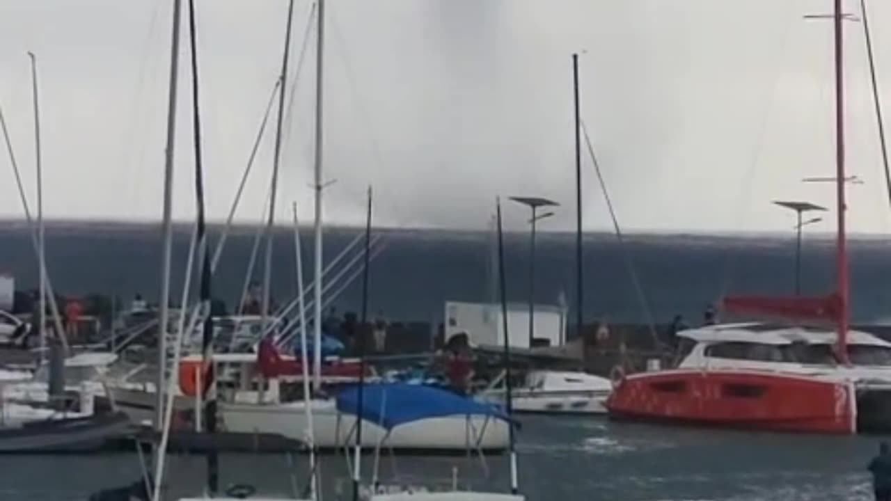 Tornade ou trombe marine ? --- Tornado or waterspout?