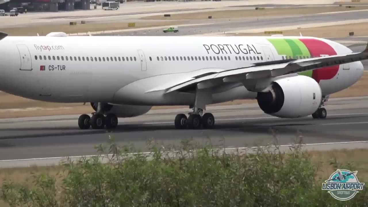 Landing of the Airbus A330neo of TAP airline with one engine failure at Lisbon