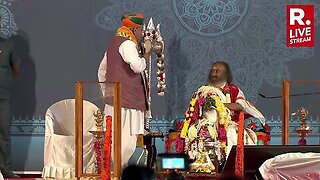 Union Minister Arjun Ram Meghwal Recites a Soulful Couplet for Gurudev Sri Sri Ravi Shankar _ Watch