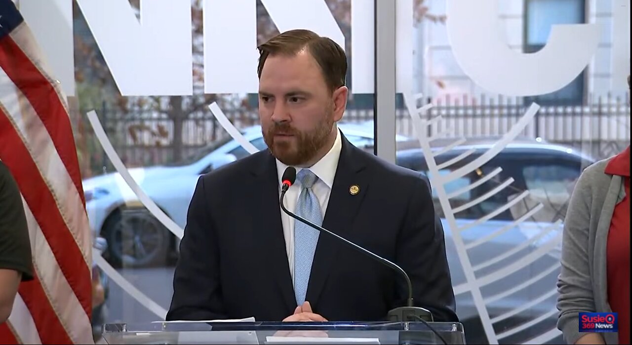 Air traffic controllers hold urgent briefing amid government shutdown