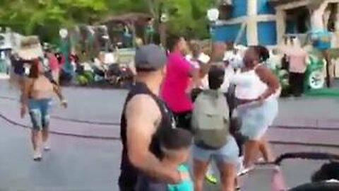 DISNEYLAND FIGHT 🥊🤕 IN TOON TOWN