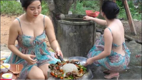 Alida_cooked_a_dish_of_stir-fried_beef_with_tomato_and_served_it_with_a_beautifully_egg) 