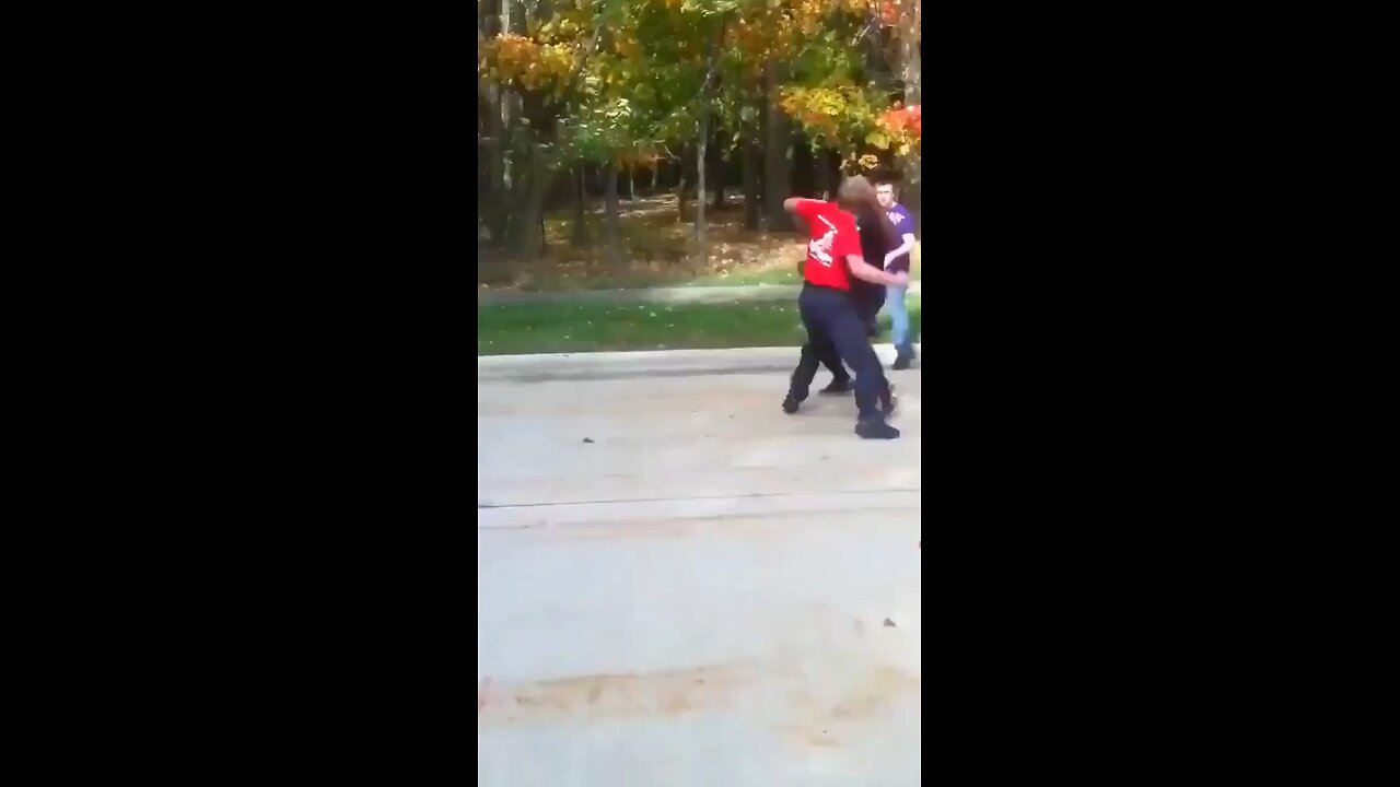 ⚠️Graphic‼️ Man headstomps another man during street fight