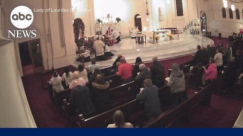 Video shows attack on priest during prayer service in Washington