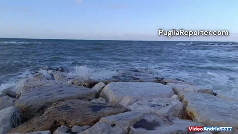 Forte vento nella Bat, spettacolare mareggiata sulla costa di Bisceglie