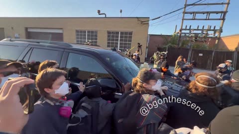 🚨 BREAKING: Masked rioters block Broadview ICE facility agents’ vehicles
