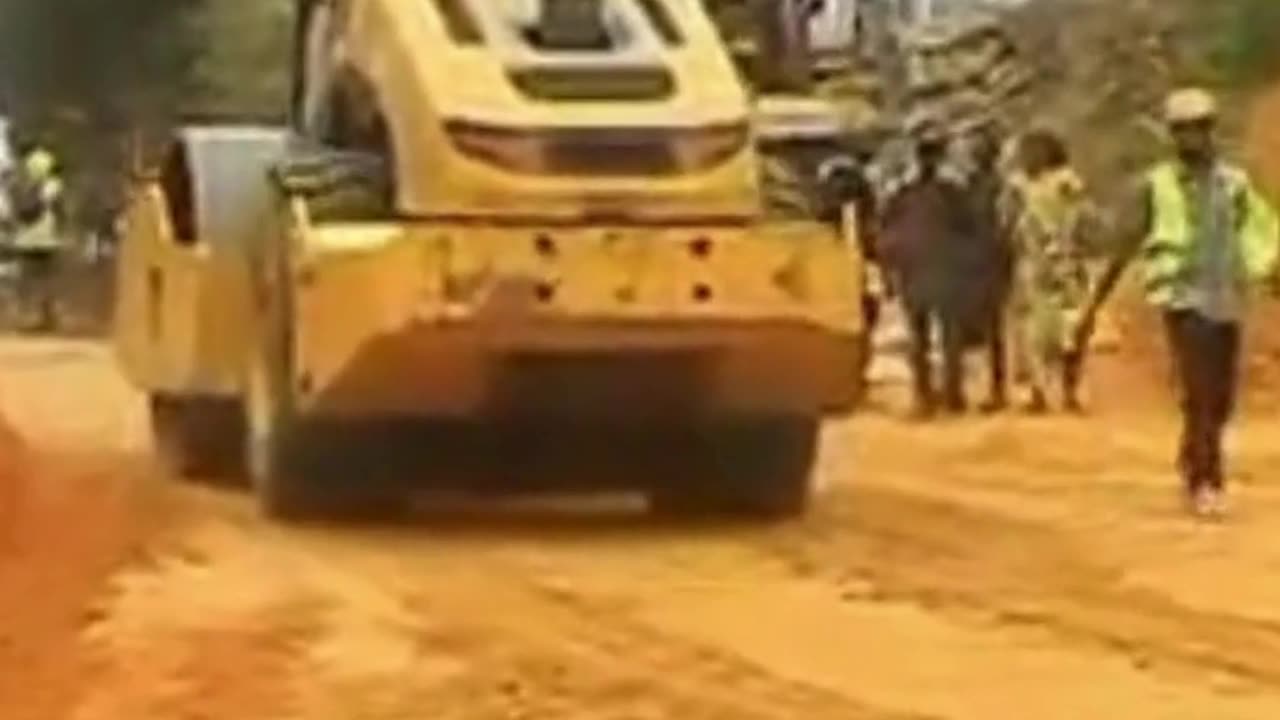 🚨 URGENT: Road compaction work underway on Mulele Avenue in Kinshasa – Kinse­so