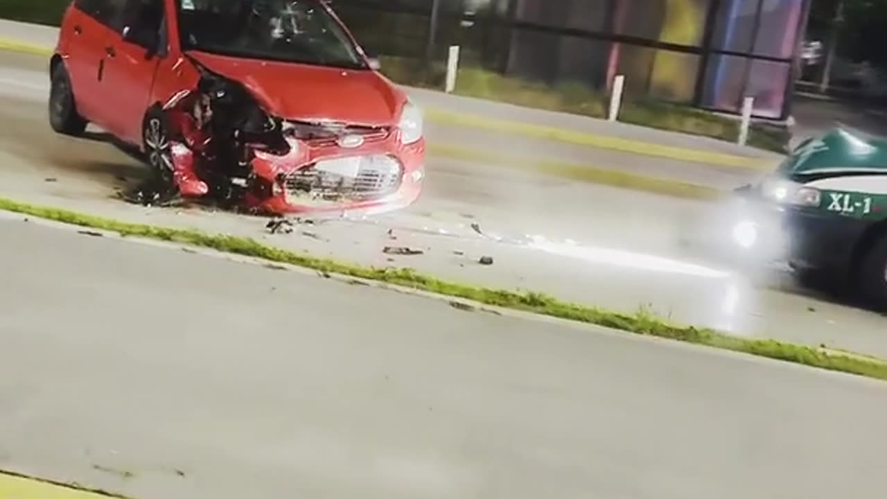 Head-on Collision Leads to Viral “Claaaro Que Choco” Moment