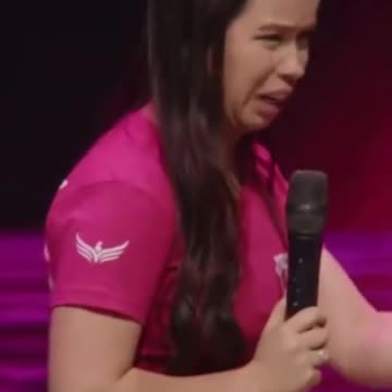 mulher pregando na igreja