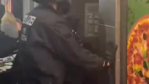 German police are not afraid of Islamic crowds.