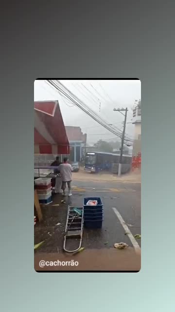 Forte Chuva arrasta carro na zona norte da Cidade de São Paulo