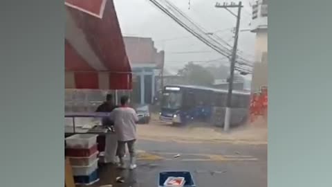 Forte Chuva arrasta carro na zona norte da Cidade de São Paulo