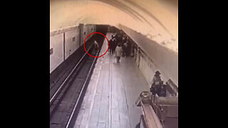 Mujer empuja a una adolescente a las vías del metro en Moscú