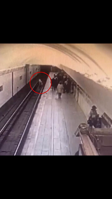 Mujer empuja a una adolescente a las vías del metro en Moscú