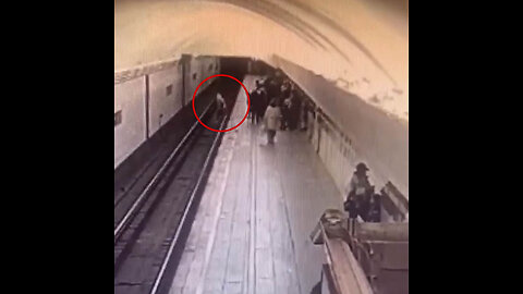 Mujer empuja a una adolescente a las vías del metro en Moscú