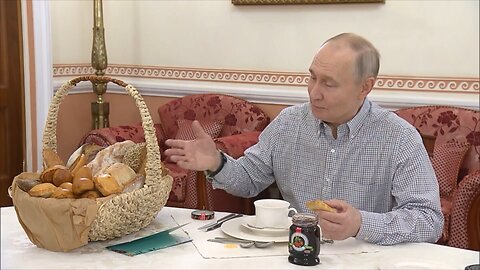 Putin recibe una cesta de bollos de un ciudadano y le responde con un dulce regalo