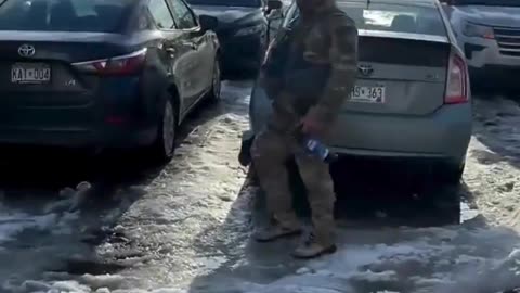 🚨 BREAKING: Somalis are furious after Border Patrol agents detain a Somali FRAUDSTER in Minnesota