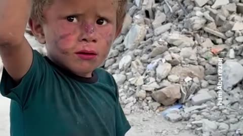 💔🇵🇸A child from #Gaza, barely five years old, walks barefoot carrying a basket on his head — all that’s left of his home.