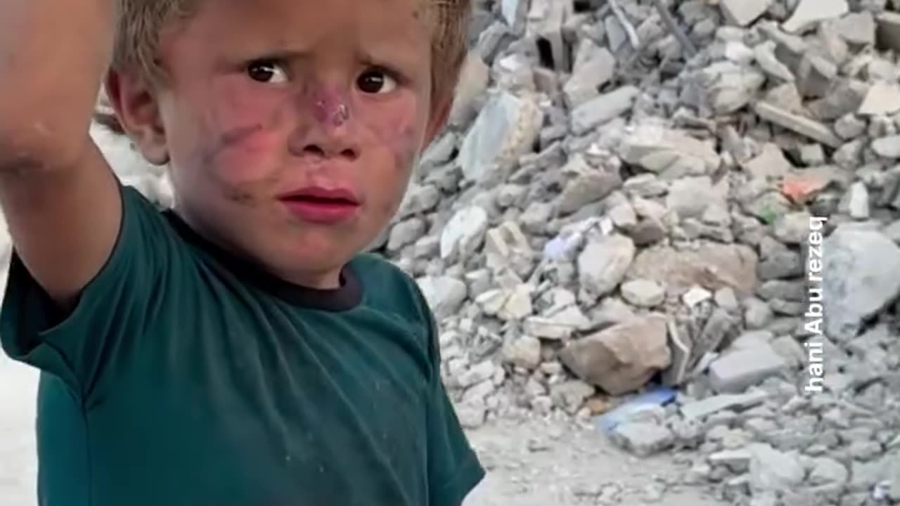 💔🇵🇸A child from #Gaza, barely five years old, walks barefoot carrying a basket on his head — all that’s left of his home.