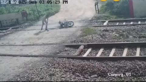🚨UP Greater Noida: Major accident at Dadri railway crossing.