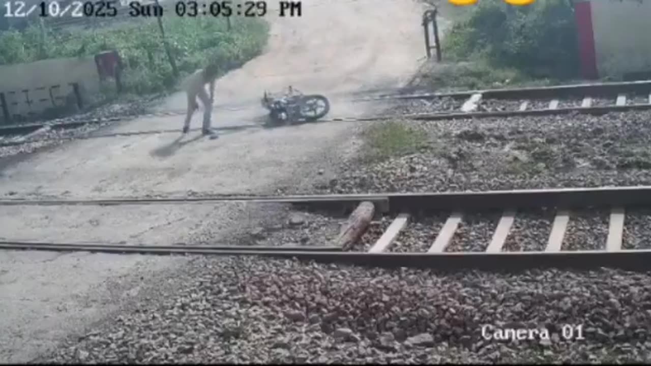 🚨UP Greater Noida: Major accident at Dadri railway crossing.